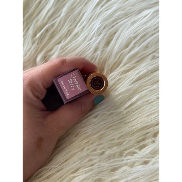 Charlotte Tilbury Matte Revolution Lipstick Very Victoria - Picture 3 of 5